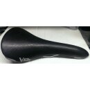 Selle Bassano Vuelta Sattel, schwarz, CrMo, NEU, Risse in Kunststoff-Unterteil + Leder seitlich lose