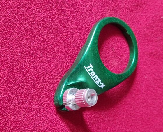 Tranz-X Bremszuggenhalter 31,8mm, für 1 1/4" geschraubte Steuersätze, inkl. Einstellschraube, grün, NEU